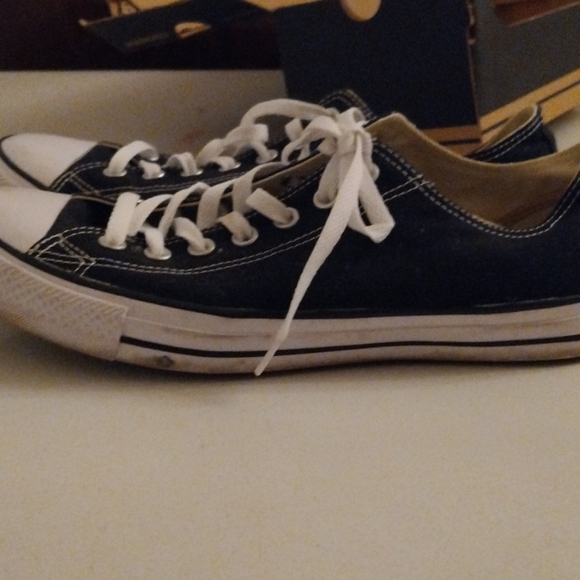 Converse tennis shoes - Picture 2 of 4